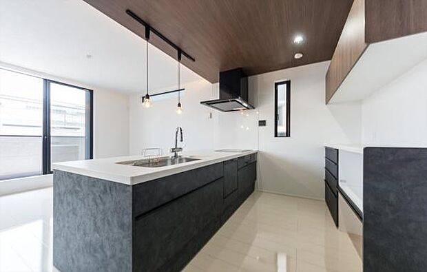 「全体を見渡せる安心感」家族の会話が弾む奥様に人気の高いカウンターキッチン、料理しながらお子様の様子の確認ができ移動しやすい広いキッチンスペースです。