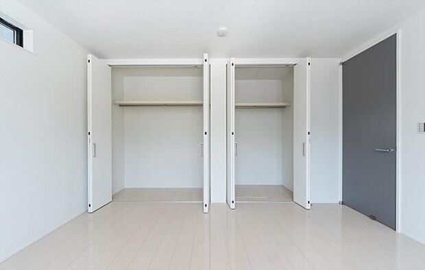 「クローゼット収納」大きく収納量豊富なクローゼット。奥行も納得サイズの大型クローゼット。