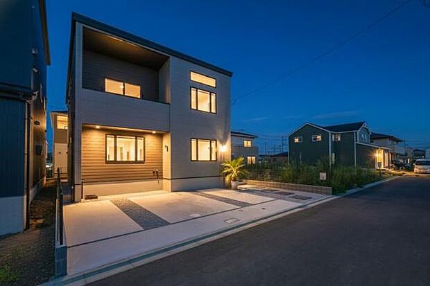 「マイホームの喜びを感じる」スタイリッシュなデザインに心満たされる憧れのマイホーム。（画像の一部AIによる画像処理をしているため照明等実際には御座いません。イメージ画像です）