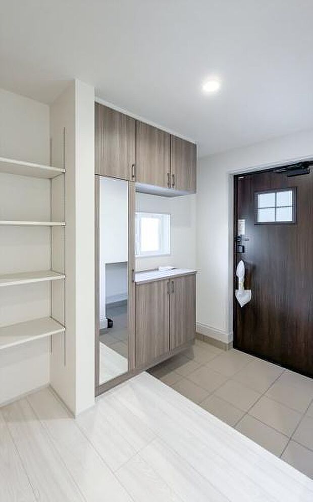 「広々玄関」家に帰ると広い玄関がお出迎え。家族全員の靴も楽々収納可能な広さです。