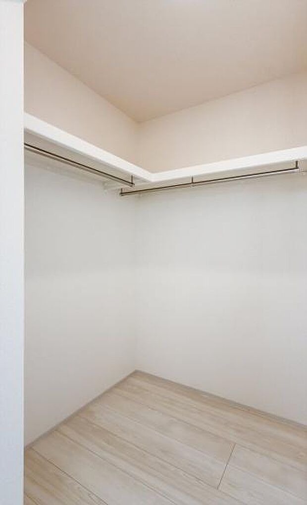 「ウォークインクローゼット収納」大きく収納量豊富なクローゼット。奥行も納得サイズのクローゼット。