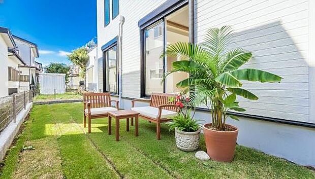 「コンパクトガーデン」ちょっとしたスペースが嬉しい。広いお庭は手入れが大変。居心地よい空間です。(画像の一部にCGにて屋外家具や植栽を配置しております。実際にはございません)