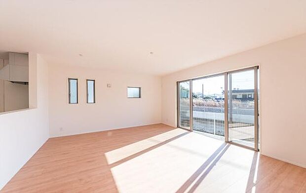 「明るく素敵な空間に」心地よい風が通り抜ける開放的なLDK。明るく清潔感あふれる空間で、心地よい毎日をお過ごしください。