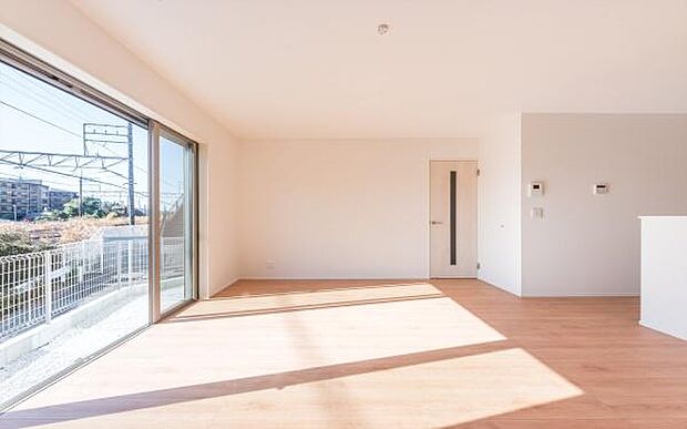 「明るく素敵な空間に」心地よい風が通り抜ける開放的なLDK。明るく清潔感あふれる空間で、心地よい毎日をお過ごしください。