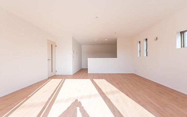 「上質な空間を」開放感と日当たりの良さに恵まれたリビング空間。上質な光は身体だけでなく心も温めてくれる。圧迫感のない空間を是非、ご堪能下さい。