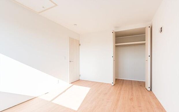 「クローゼット収納」大きく収納量豊富なクローゼット。奥行も納得サイズのクローゼット。