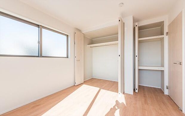 「クローゼット収納」大きく収納量豊富なクローゼット。奥行も納得サイズのクローゼット。