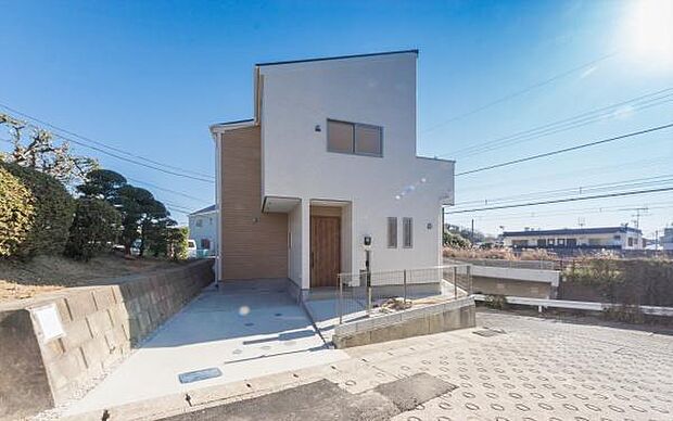 「駐車場1台可」ハイルーフ車も戸建だから駐車可能です。