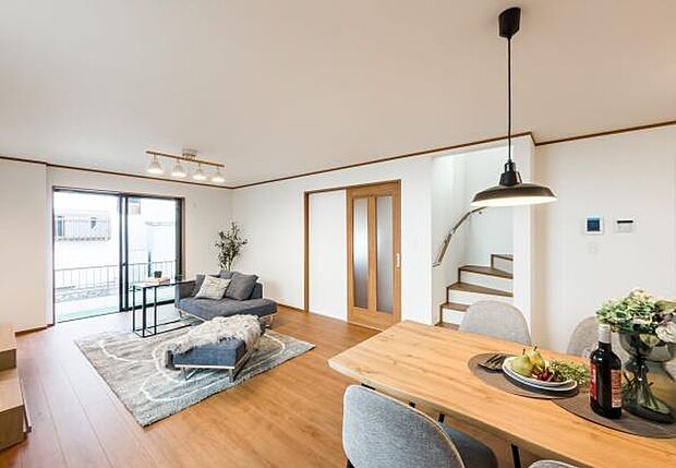 「家族が大好きなリビング」みんなが集まる広いリビング。みんなが大好きなリビングで家族団らん。みんなが集まるからこそ、一層の開放感を手にする素敵な住まい。