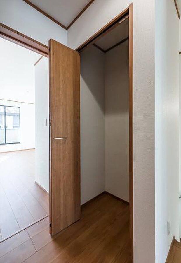 「2F廊下部分の納戸」あると嬉しい収納スペース。お掃除道具などの置き場に便利。