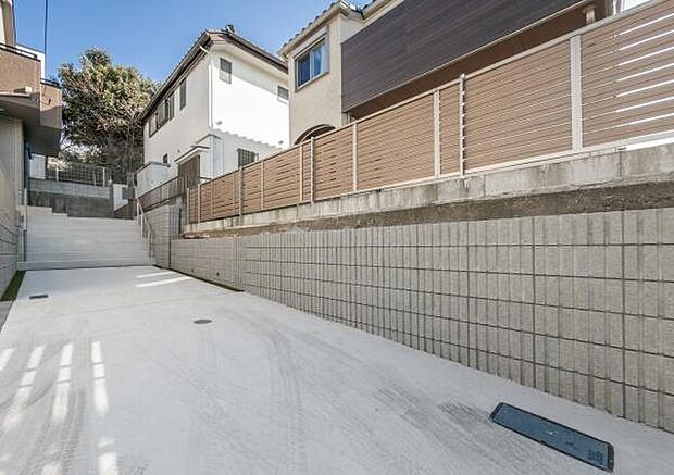 「広々カースペース」2台駐車可能な車庫スペース。