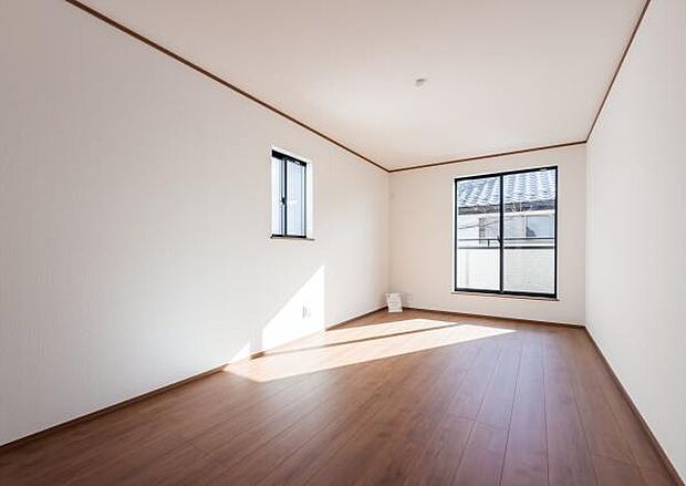 「主寝室」明るく広々主寝室。ダブルベッドも楽々配置可能です。