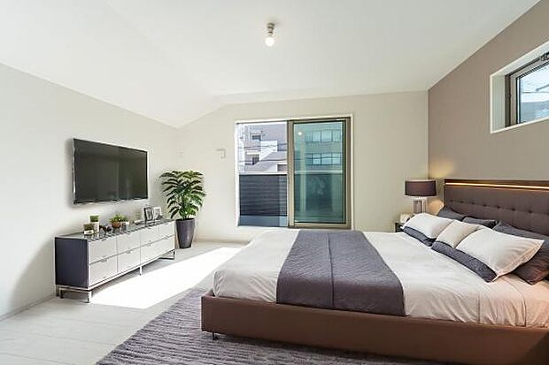 「主寝室」ダブルベットや収納ラック等、どうしても主寝室は狭くなる。広々としたお部屋は魅力です。（本画像はCGにて家具を配置しております。実際に家具はおかれておりません。）