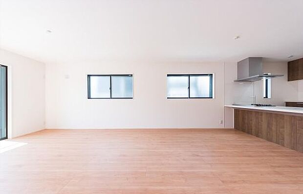 「家族が大好きなリビング」みんなが集まる広いリビング。みんなが大好きなリビングで家族団らん。みんなが集まるからこそ、一層の開放感を手にする素敵な住まい。