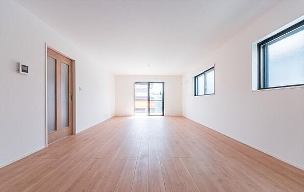 「家族が大好きなリビング」みんなが集まる広いリビング。みんなが大好きなリビングで家族団らん。みんなが集まるからこそ、一層の開放感を手にする素敵な住まい。