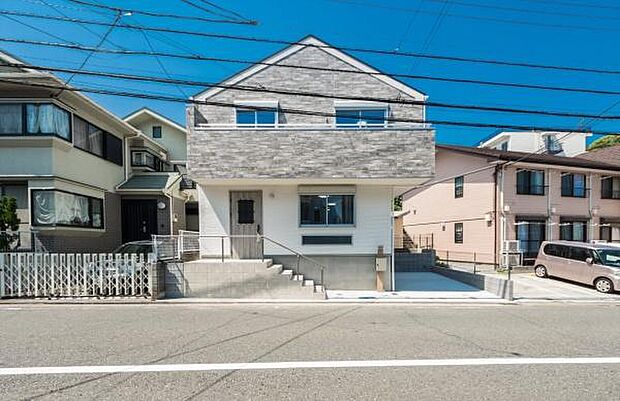 「マイホームの喜びを感じる陽当たりの良さ・開放感」マイホームを持つ幸せを存分に感じる陽当たり、開放感。憧れのマイホームに相応しい美しく映える外観です。