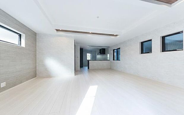 「家族が大好きなリビング」みんなが集まる広いリビング。みんなが大好きなリビングで家族団らん。みんなが集まるからこそ、一層の開放感を手にする素敵な住まい。