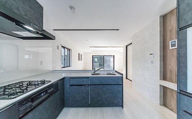 「全体を見渡せる安心感」家族の会話が弾む奥様に人気の高いカウンターキッチン、料理しながらお子様の様子の確認ができ移動しやすい広いキッチンスペースです。