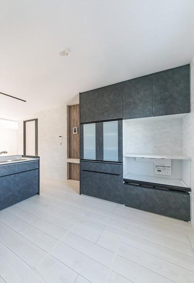 「カップボード付き」奥様の聖地としてキッチンにカップボードを設置。キッチンとの色合いや質感など統一感があり収納量も豊富で心強い収納。