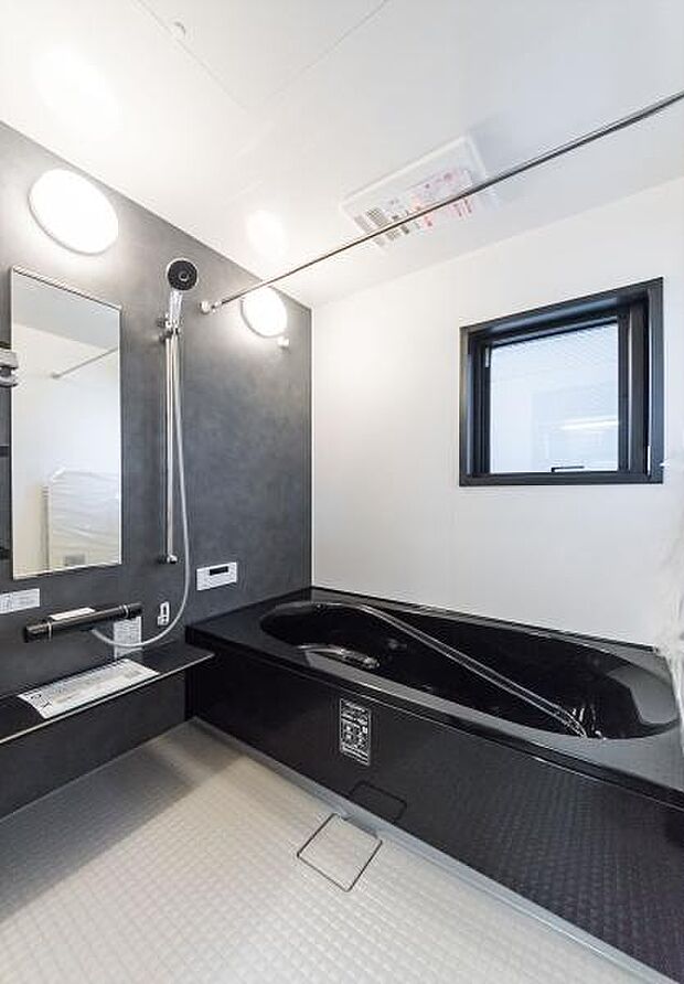 「バスルーム」高級感漂うダークパネルと間接照明が、一日の疲れを癒すバスタイムを演出。窓付きで換気も採光も良好。ゆったりと足を伸ばせる浴槽と充実の機能で、リラックス空間へ。