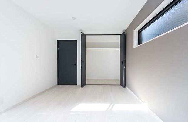 「クローゼット収納」大きく収納量豊富なクローゼット。奥行も納得サイズのクローゼット。