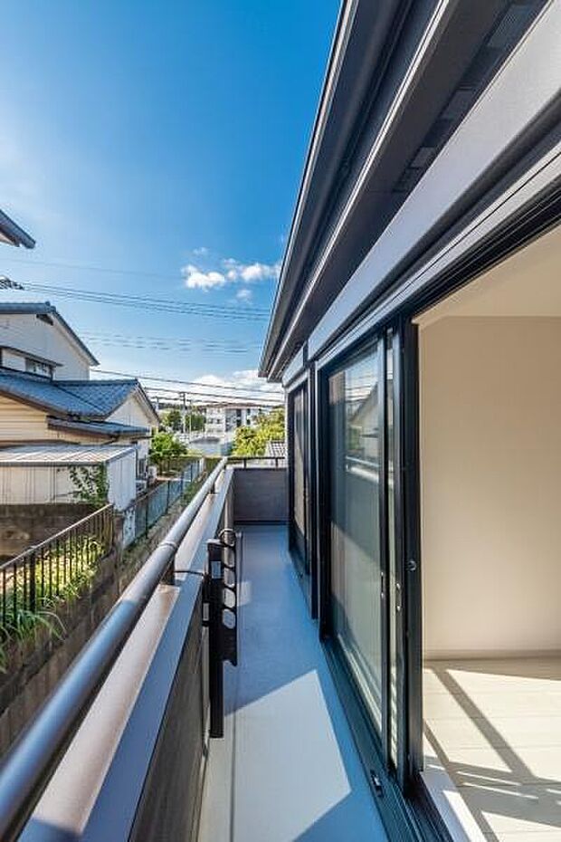 「広い使いやすいバルコニー」陽ざしがたっぷり降り注ぐ、広々としたバルコニー付き住まい。