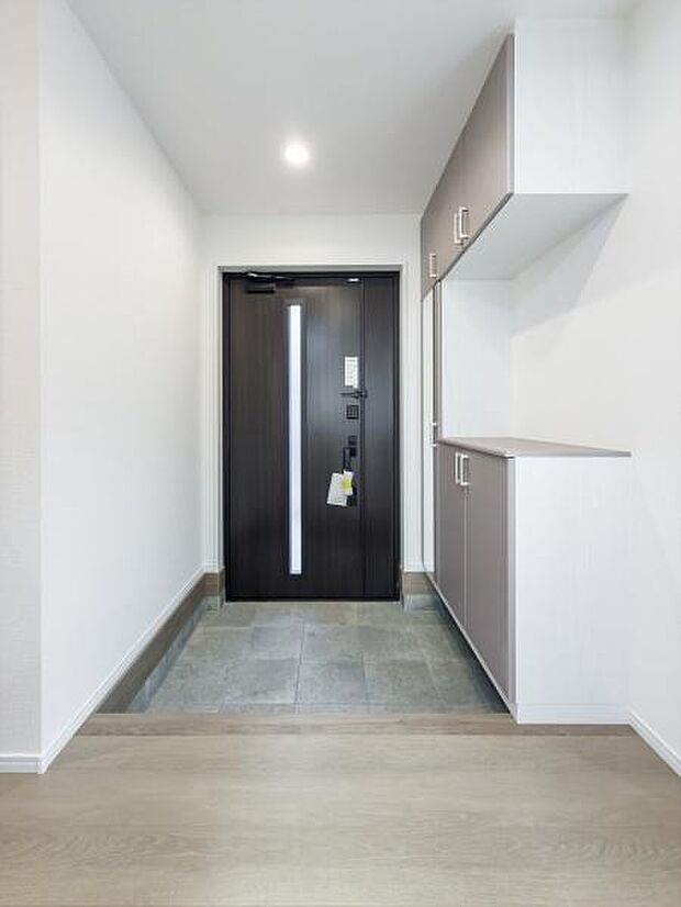 「おかえり」と「いってらっしゃい」を優しく包み込む、明るく広々とした玄関。家族の毎日が、ここから気持ちよく始まります。