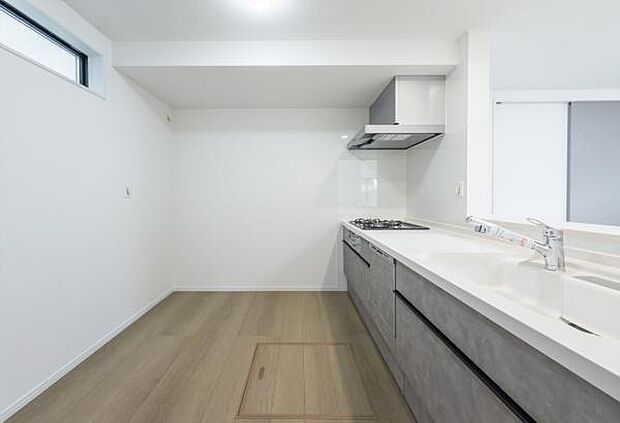 「広々ワイドサイズなシステムキッチン」せっかくのお料理空間。毎日の事だから広々システムキッチン。