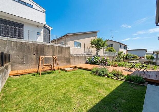 「憧れのガーデンライフ」碧空とガーデンライフが可能な日々の暮らしを豊かに彩ります。（画像のウッドデッキや芝生、植栽や遊具等はCGによるイメージ画像です）