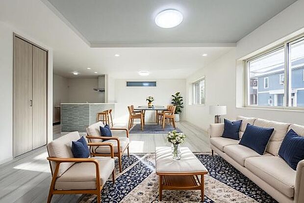 「上質な空間を」開放感と日当たりの良さに恵まれたリビング空間。（本画像はCGにて家具を配置しております。実際に家具はおかれておりません。）