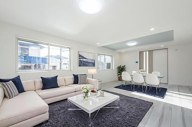 「上質な空間を」開放感と日当たりの良さに恵まれたリビング空間。（本画像はCGにて家具を配置しております。実際に家具はおかれておりません。）