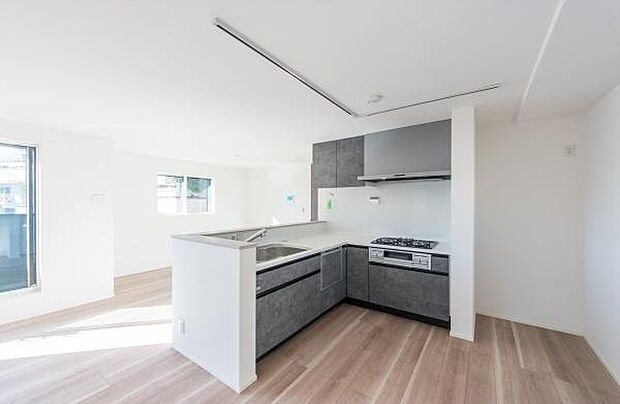 「全体を見渡せる安心感」家族の会話が弾む奥様に人気の高いカウンターキッチン、料理しながらお子様の様子の確認ができ移動しやすい広いキッチンスペースです。