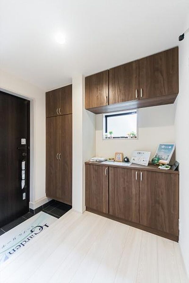 「広々玄関」家に帰ると広い玄関がお出迎え。家族全員の靴も楽々収納可能な広さです。