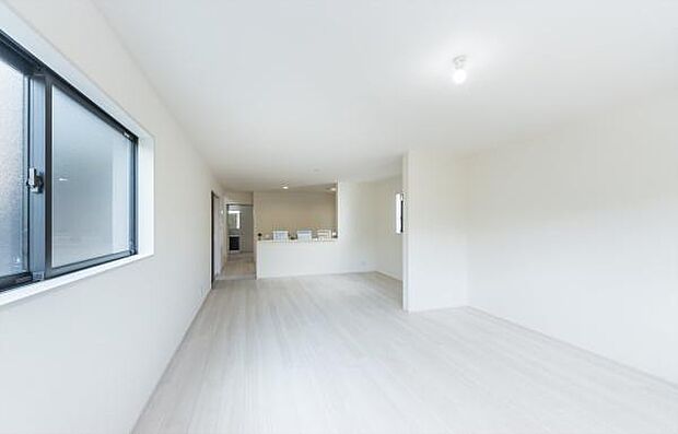 「家族が大好きなリビング」みんなが集まる広いリビング。みんなが大好きなリビングで家族団らん。みんなが集まるからこそ、一層の開放感を手にする素敵な住まい。