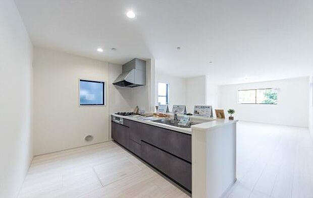 「全体を見渡せる安心感」家族の会話が弾む奥様に人気の高いカウンターキッチン、料理しながらお子様の様子の確認ができ移動しやすい広いキッチンスペースです。