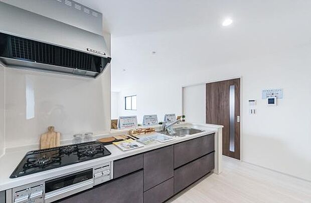 「全体を見渡せる安心感」家族の会話が弾む奥様に人気の高いカウンターキッチン、料理しながらお子様の様子の確認ができ移動しやすい広いキッチンスペースです。