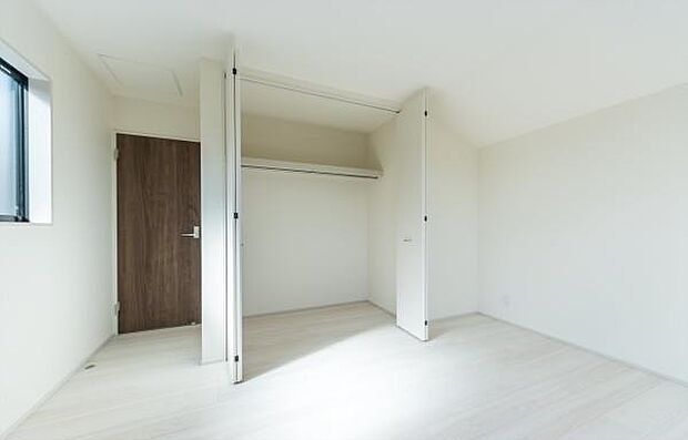 「クローゼット収納」大きく収納量豊富なクローゼット。奥行も納得サイズのクローゼット。