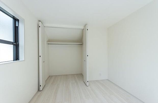 「クローゼット収納」大きく収納量豊富なクローゼット。奥行も納得サイズのクローゼット。