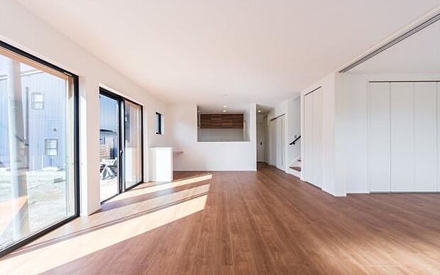 「家族が大好きなリビング」みんなが集まる広いリビング。みんなが大好きなリビングで家族団らん。みんなが集まるからこそ、一層の開放感を手にする素敵な住まい。