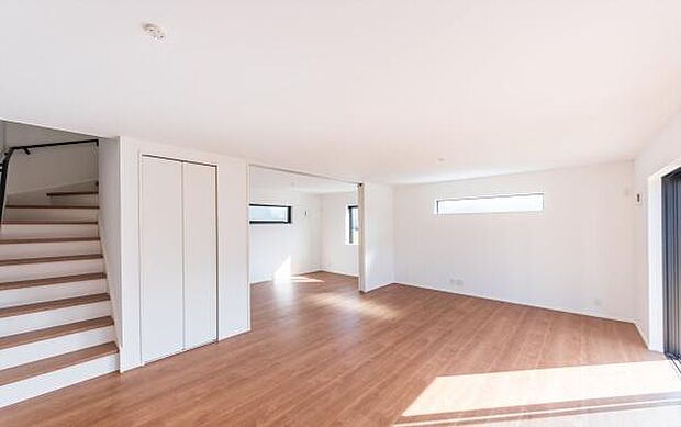 「家族が大好きなリビング」みんなが集まる広いリビング。みんなが大好きなリビングで家族団らん。みんなが集まるからこそ、一層の開放感を手にする素敵な住まい。