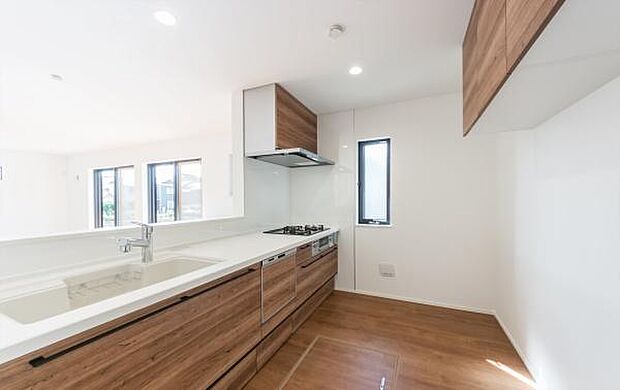 「全体を見渡せる安心感」家族の会話が弾む奥様に人気の高いカウンターキッチン、料理しながらお子様の様子の確認ができ移動しやすい広いキッチンスペースです。