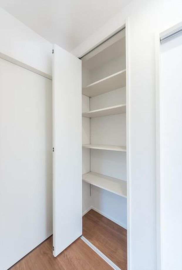 「人気のキッチンパントリー付き」お料理道具の収納に便利な広々としたキッチンパントリー。