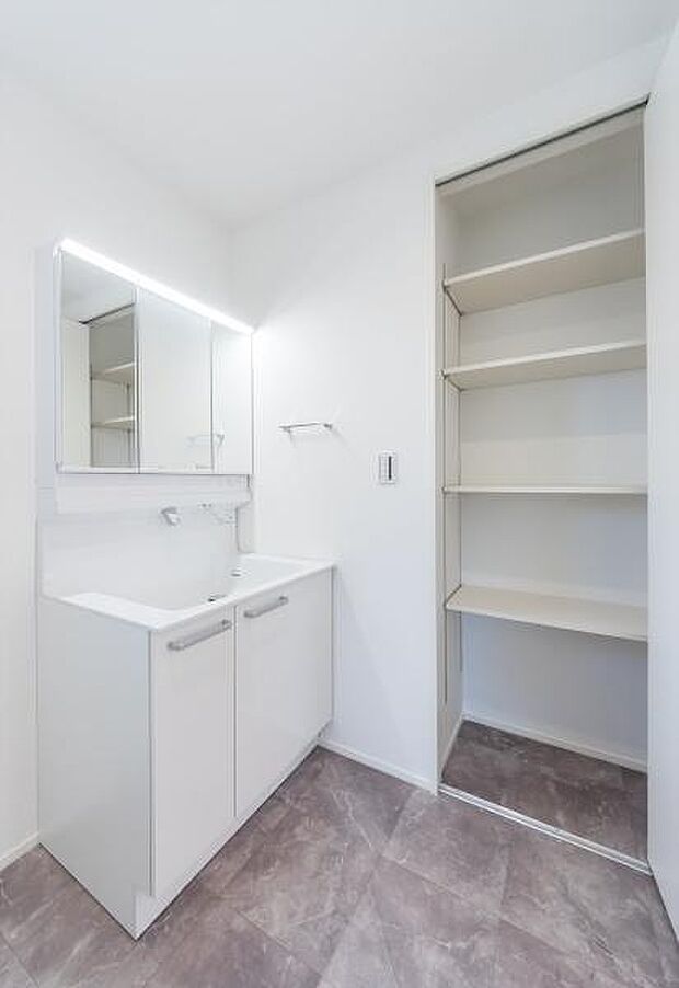 「快適なサニタリー空間」スタイリッシュでデザイン性の高いサニタリー空間です。収納棚も便利です。