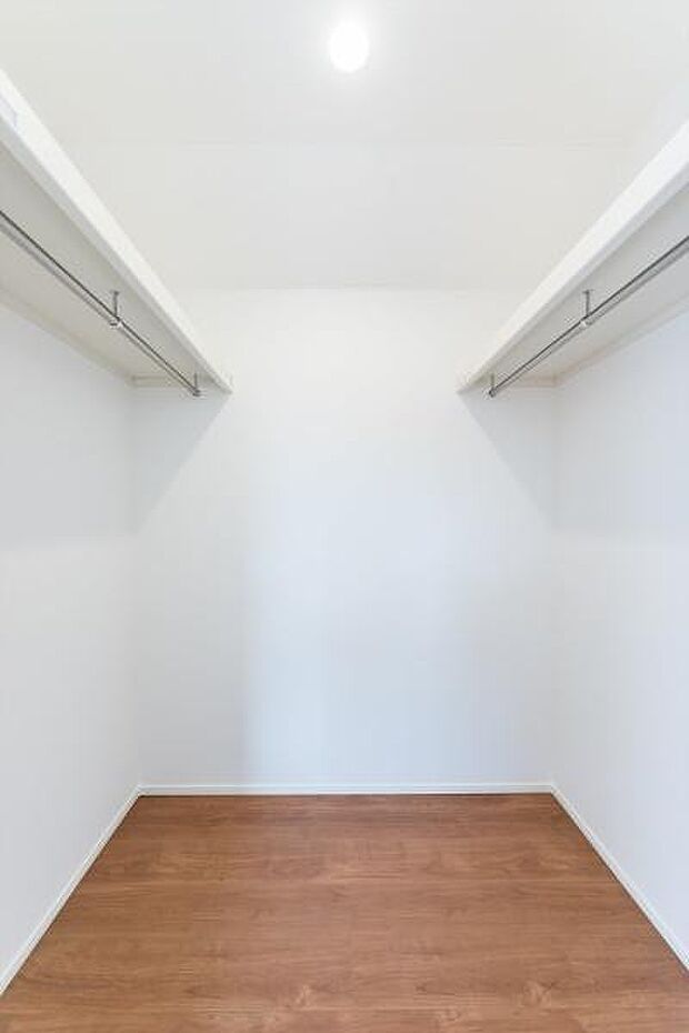 「ウォークインクローゼット収納」大きく収納量豊富なクローゼット。奥行も納得サイズのクローゼット。