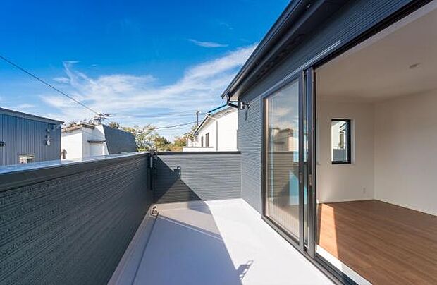 「清々しいバルコニー」広々としたバルコニーは陽当たりはもちろん、解放感や眺望も楽しめます。碧空を満喫し心が透きとおる。癒される心地よい空間。