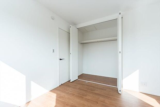 「Bed Room」落ち着いた色合い、シンプルなデザイン。洋室として大事なお部屋です。