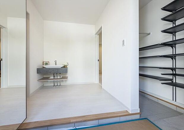 「シューズクローク付き」「玄関に靴がいっぱいで、出入りしにくい」こんなお悩みを解決するのが、「シューズクローク」です。