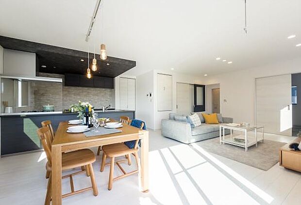 「プライベート感を愉しむリビング空間」開放感と日当たりの良さに恵まれた爽快なリビング空間。誰にも邪魔されないプライベート感を感じる開放的なリビング。風が抜ける。光が差し込むリビング。