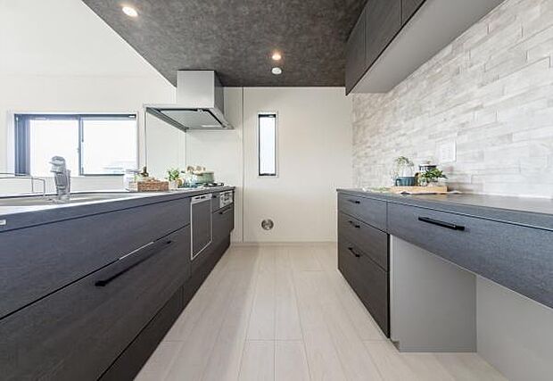 「全体を見渡せる安心感」家族の会話が弾む奥様に人気の高いカウンターキッチン、料理しながらお子様の様子の確認ができ移動しやすい広いキッチンスペースです。