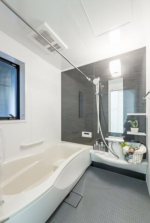 「広々バスルーム」白を基調とした清潔感のあるバスルームは是非足を延ばしてくつろいで欲しい空間。一日の疲れを癒し良質な睡眠にもつながります。